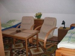 Gemütliches Wohn/Schlaf mit Bett, Tisch und zwei Stühlen. Gemütliches Wohn/Schlaf mit Bett, Tisch und zwei Stühlen.